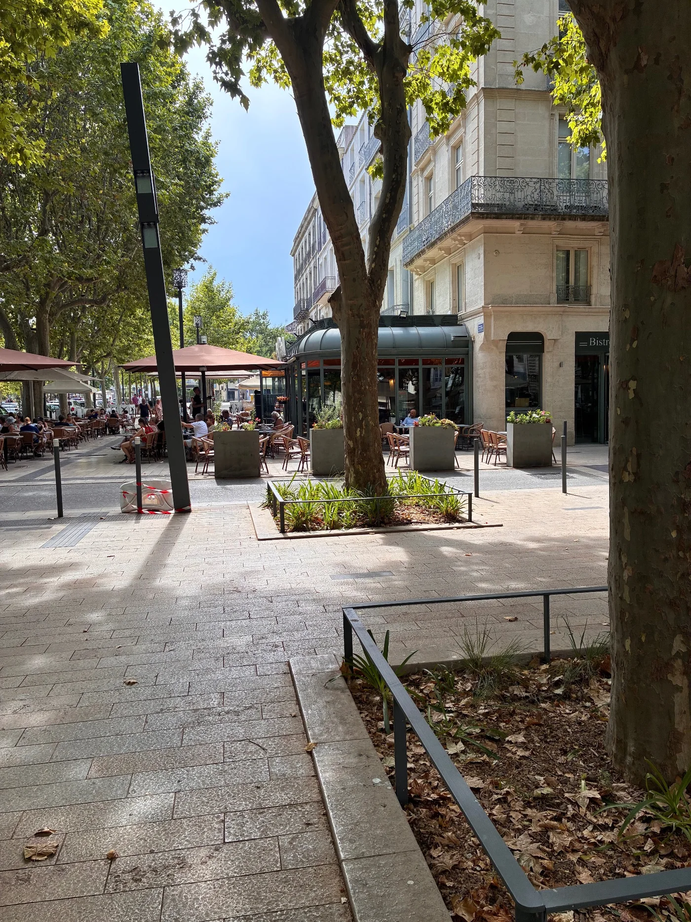 Terrasses et commerces à Béziers
